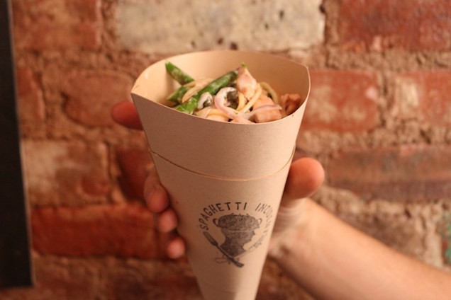 Tölcsérből jobb a spagetti, mint tányérból?