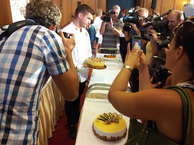 Illustration for article titled Megkóstoltam az ország tortáit! Mind a hármat egymás után!