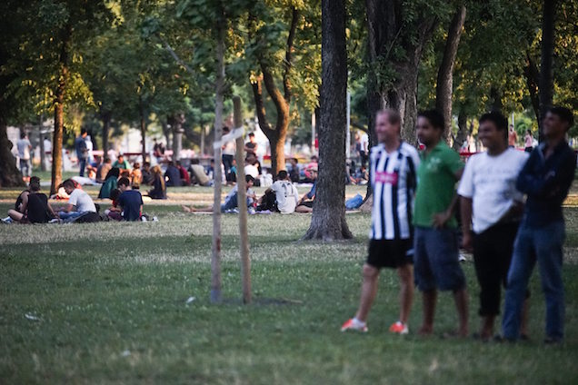 Tranzitállomásokra irányítja a menekülteket a főváros