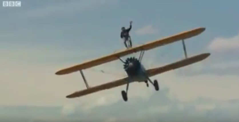 Részegen kilógni egy limuzin tetőablakán ehhez képest semmi