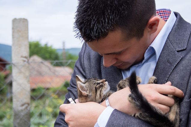 Új szintre emelte a cukiságkampányt az ózdi jobbikos polgármester