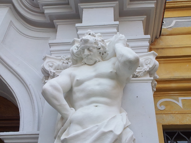 Illustration for article titled Hát ezt a szomorú oroszlánt ki vigasztalja meg?