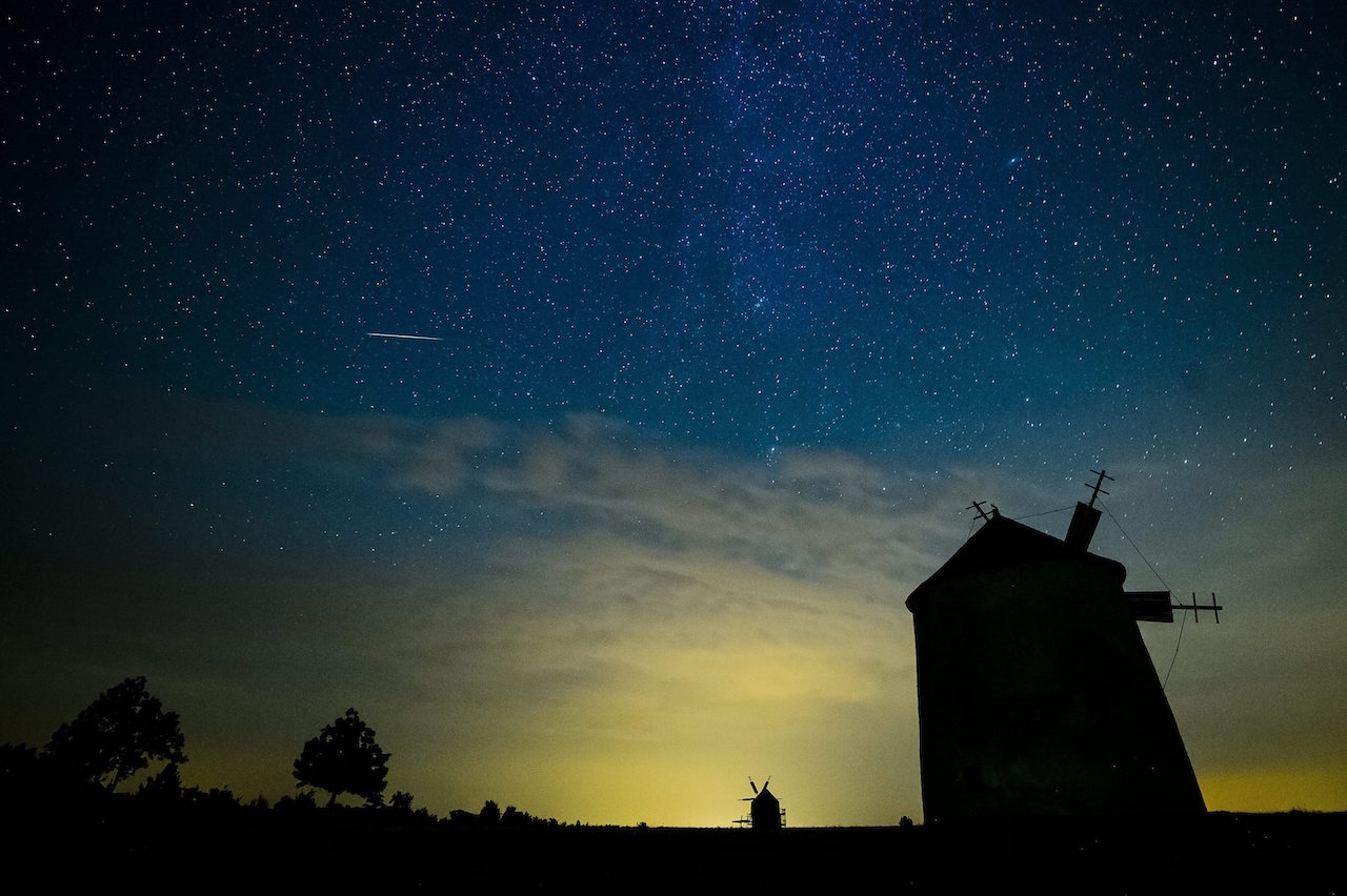 Nicsak, mi repül ott!