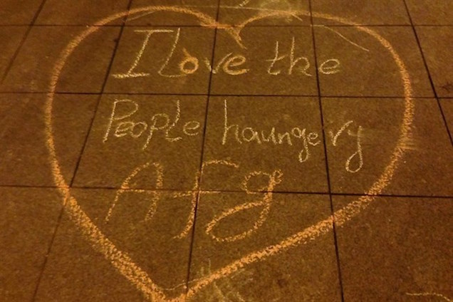 Kedves menekült gyerekek, hogy képzelitek, hogy csak úgy rajzolgattok itten?!