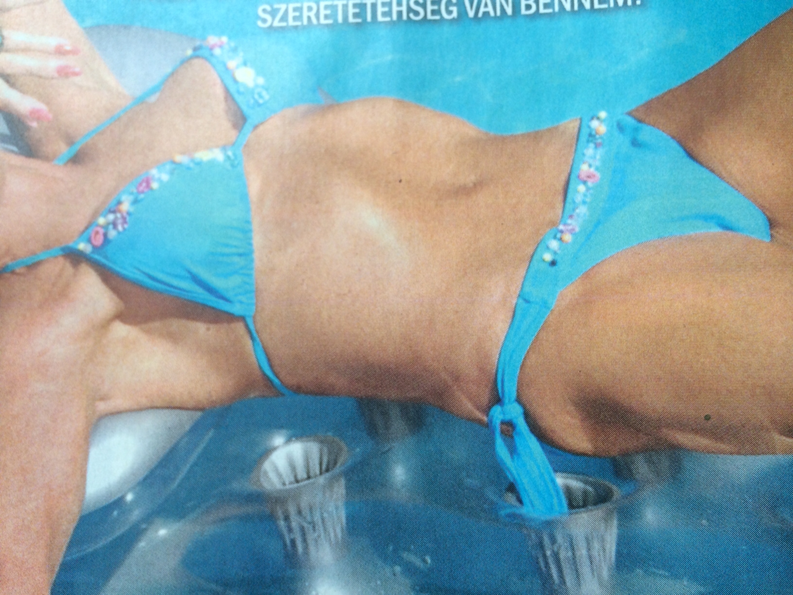 Illustration for article titled Lelökték a trónról a csöcsét mutogató Zalatnay Cinit