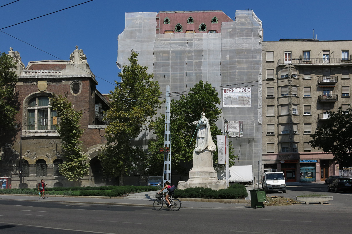 Illustration for article titled Porban fuldoklik a VIII. kerületi Horváth Mihály tér