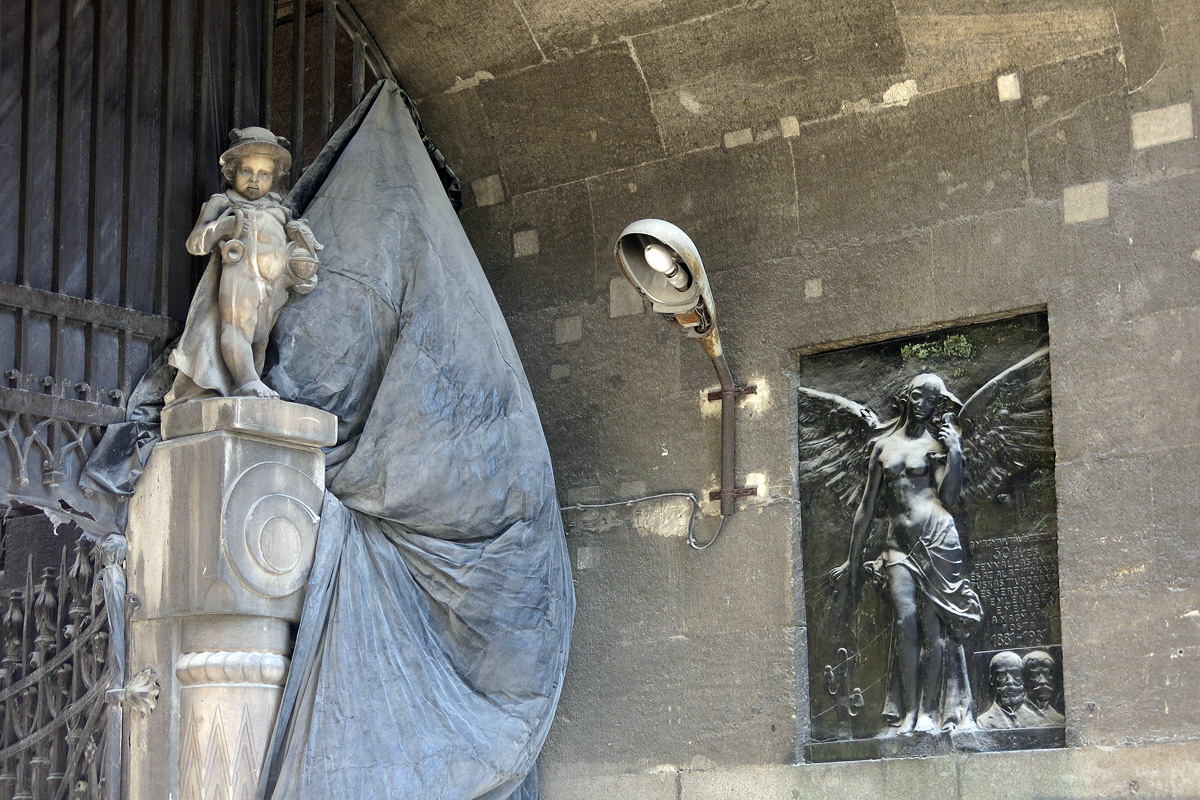 Illustration for article titled Porban fuldoklik a VIII. kerületi Horváth Mihály tér