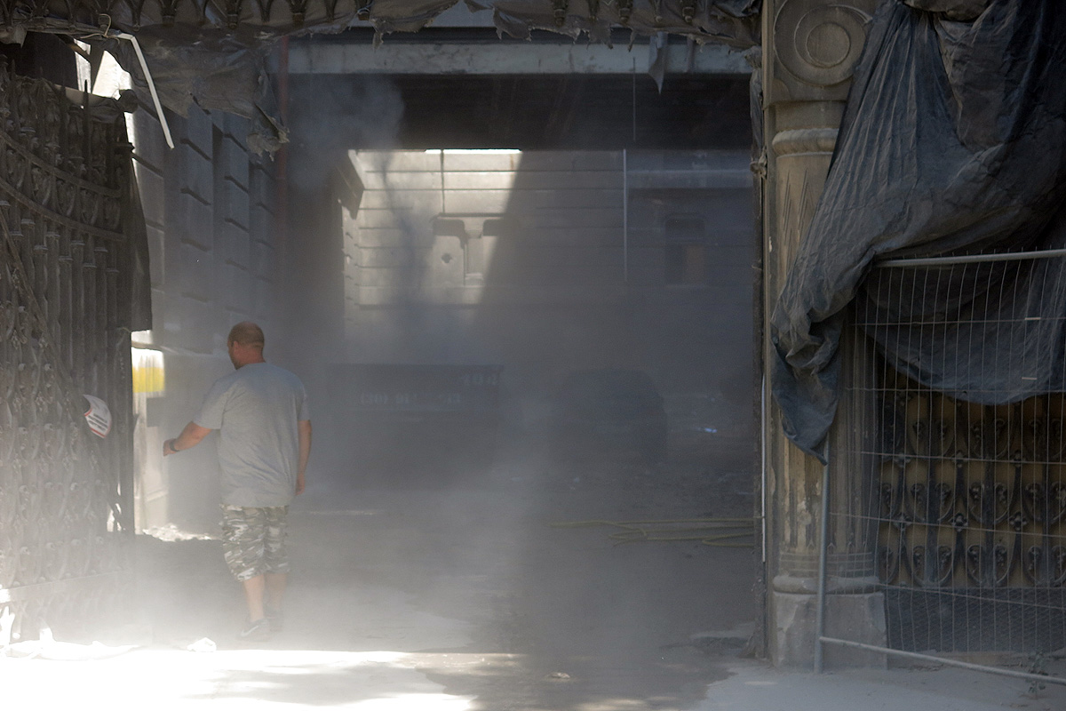 Illustration for article titled Porban fuldoklik a VIII. kerületi Horváth Mihály tér