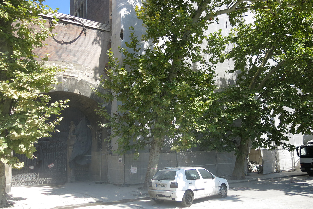 Illustration for article titled Porban fuldoklik a VIII. kerületi Horváth Mihály tér