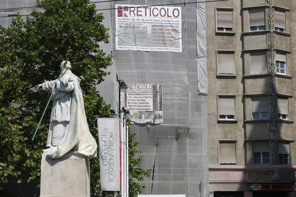 Illustration for article titled Porban fuldoklik a VIII. kerületi Horváth Mihály tér