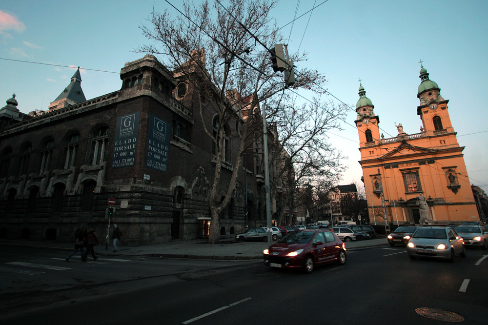 Illustration for article titled Porban fuldoklik a VIII. kerületi Horváth Mihály tér