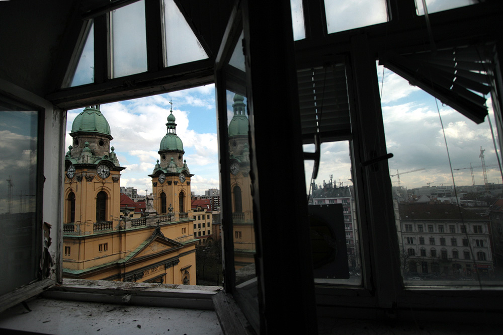 Illustration for article titled Porban fuldoklik a VIII. kerületi Horváth Mihály tér