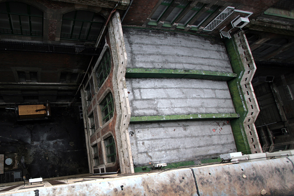 Illustration for article titled Porban fuldoklik a VIII. kerületi Horváth Mihály tér