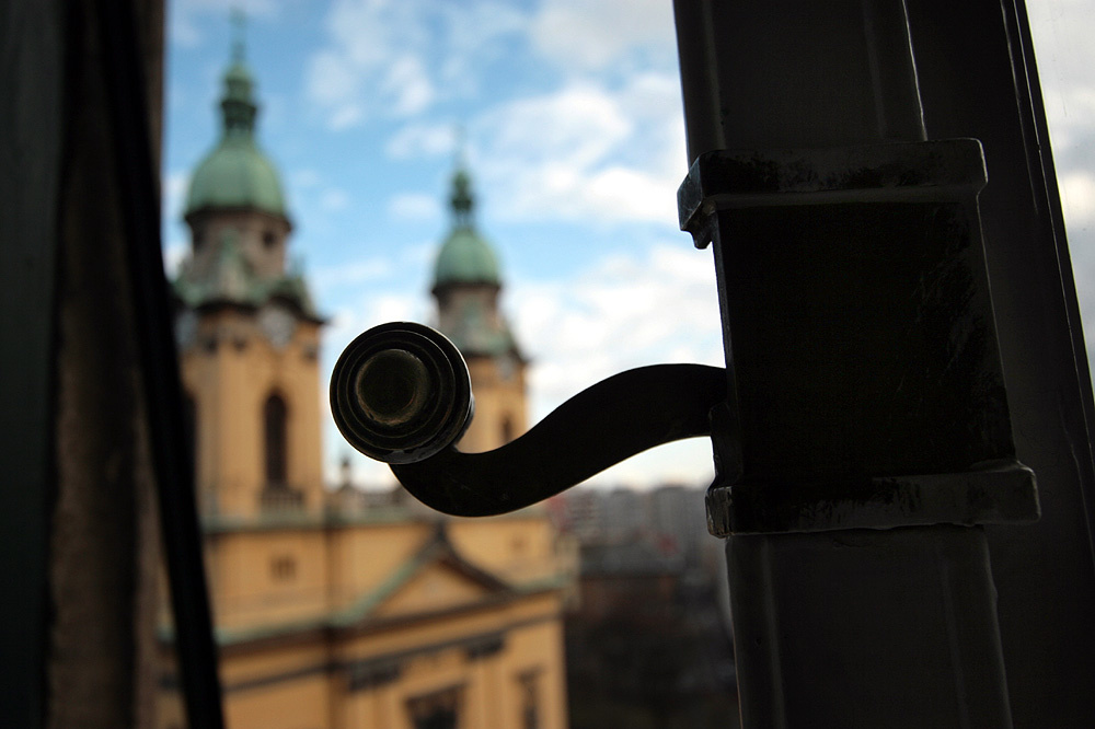 Illustration for article titled Porban fuldoklik a VIII. kerületi Horváth Mihály tér