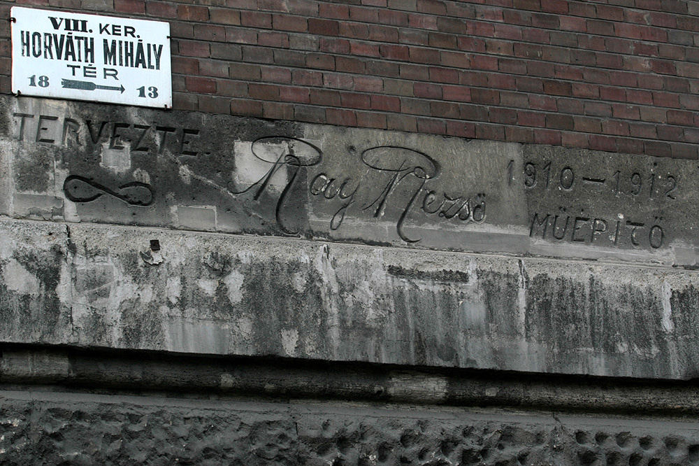 Illustration for article titled Porban fuldoklik a VIII. kerületi Horváth Mihály tér