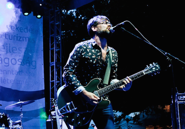 Az irigy Lovasi sajnálja a fiatal zenésztársaitól a támogatást