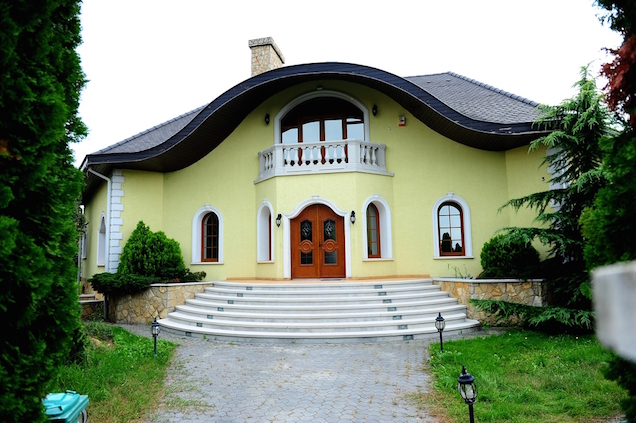 Illustration for article titled Elemezzük Szijjártó Péter házát esztétikai-kultúrtörténeti szempontból!