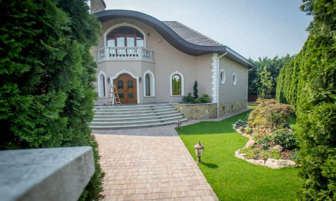 Illustration for article titled Elemezzük Szijjártó Péter házát esztétikai-kultúrtörténeti szempontból!