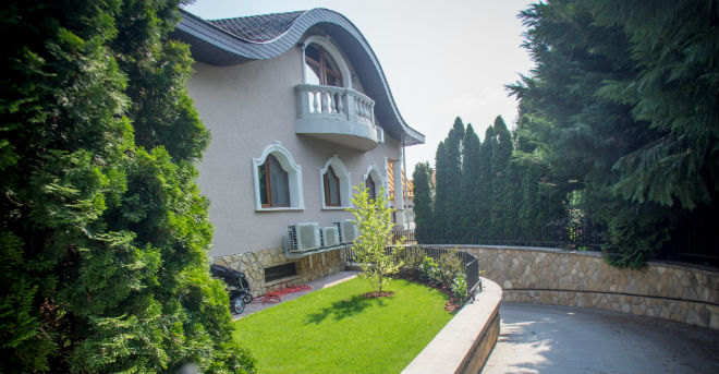 Illustration for article titled Elemezzük Szijjártó Péter házát esztétikai-kultúrtörténeti szempontból!