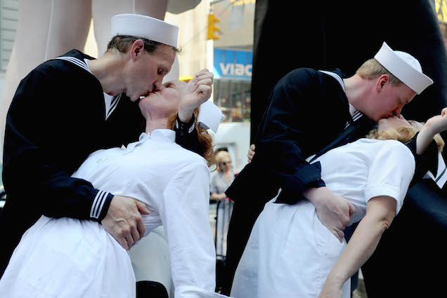 70 év után újra matrózok zaklattak ápolónőket a Times Square-en