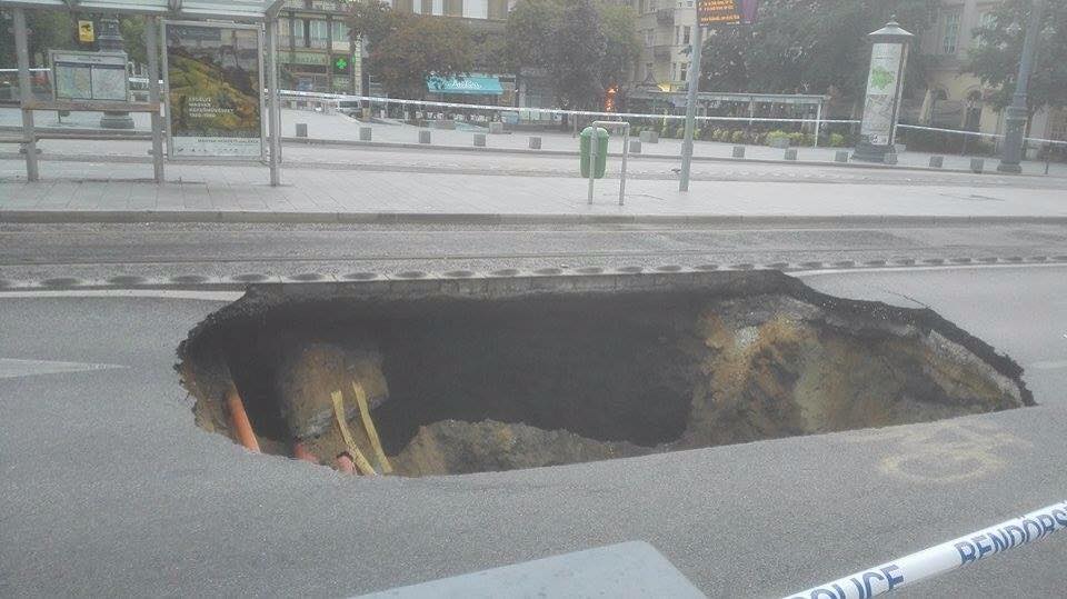 Óriási lyuk van a Fővám téren