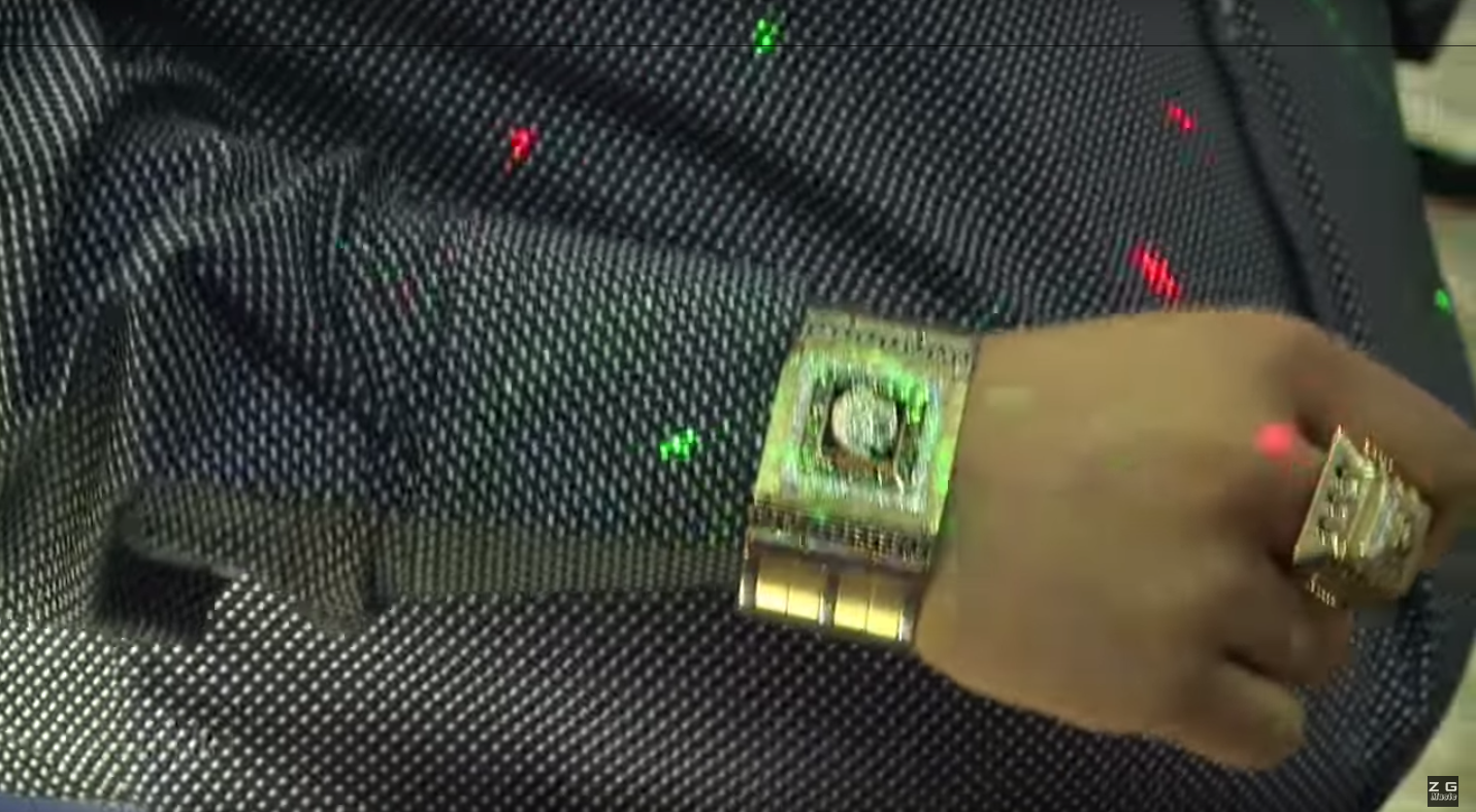 Illustration for article titled Az év filmje: Brendon küzdelme a kétkilós aranylánccal