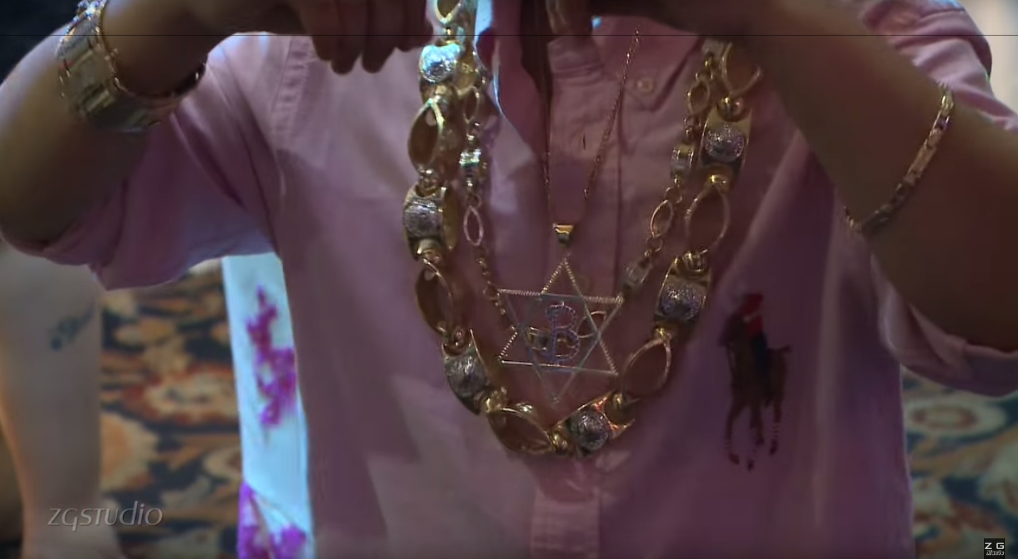 Illustration for article titled Az év filmje: Brendon küzdelme a kétkilós aranylánccal