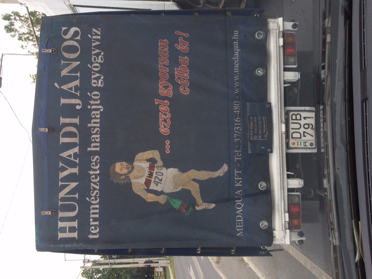 Csodálatos kézműves reklámot fotózott olvasónk egy teherautón