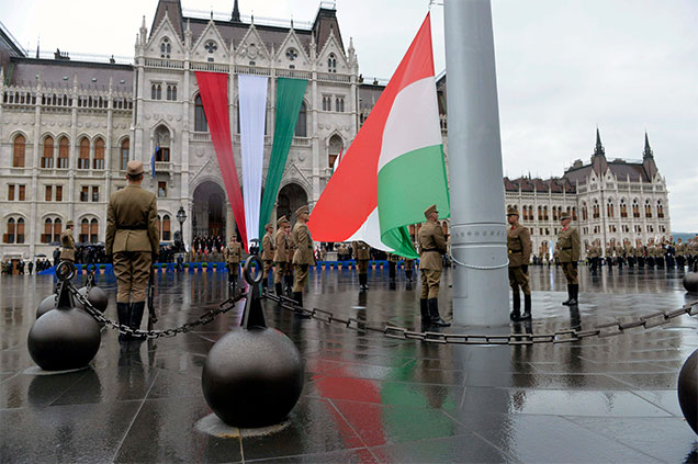 Óriási zászlókkal, csillogó térkövekkel és bajszos politikusokkal indult az ünnep