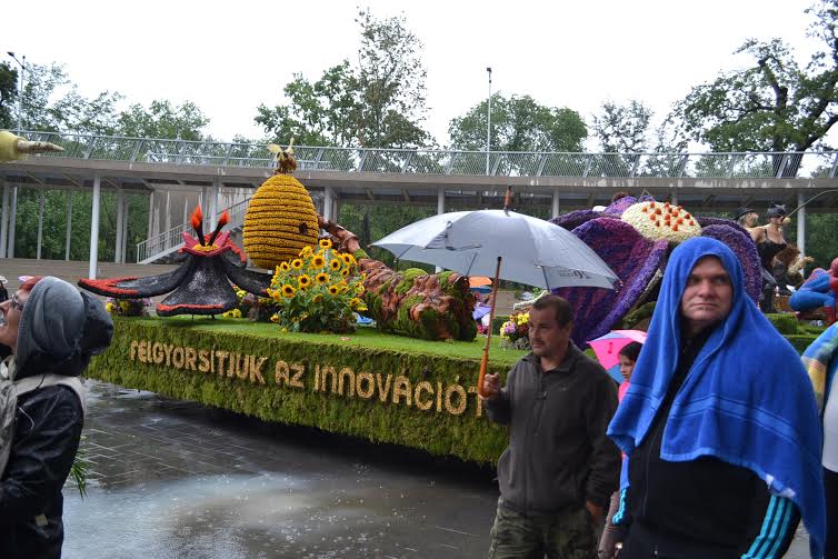 Illustration for article titled És a békeharccal meg az ötéves tervvel vajon mi lesz?