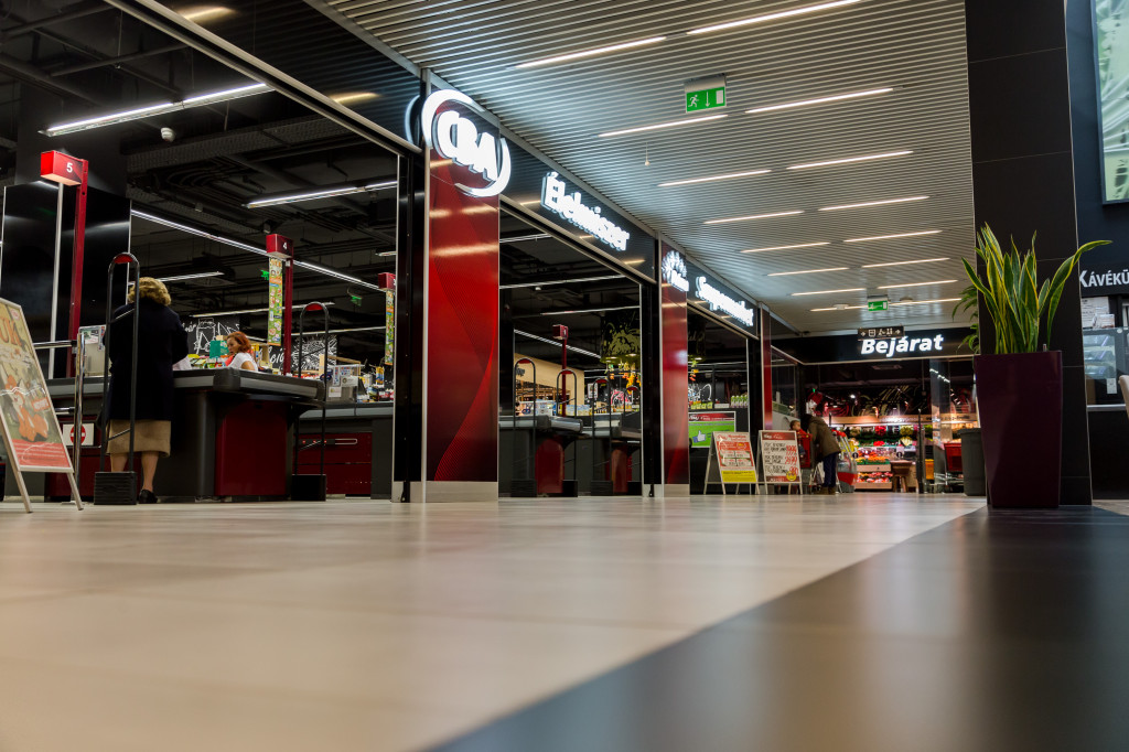 Gyerekkel a kezében, németül ordibált a világsztár a Hegyvidék CBA-jában