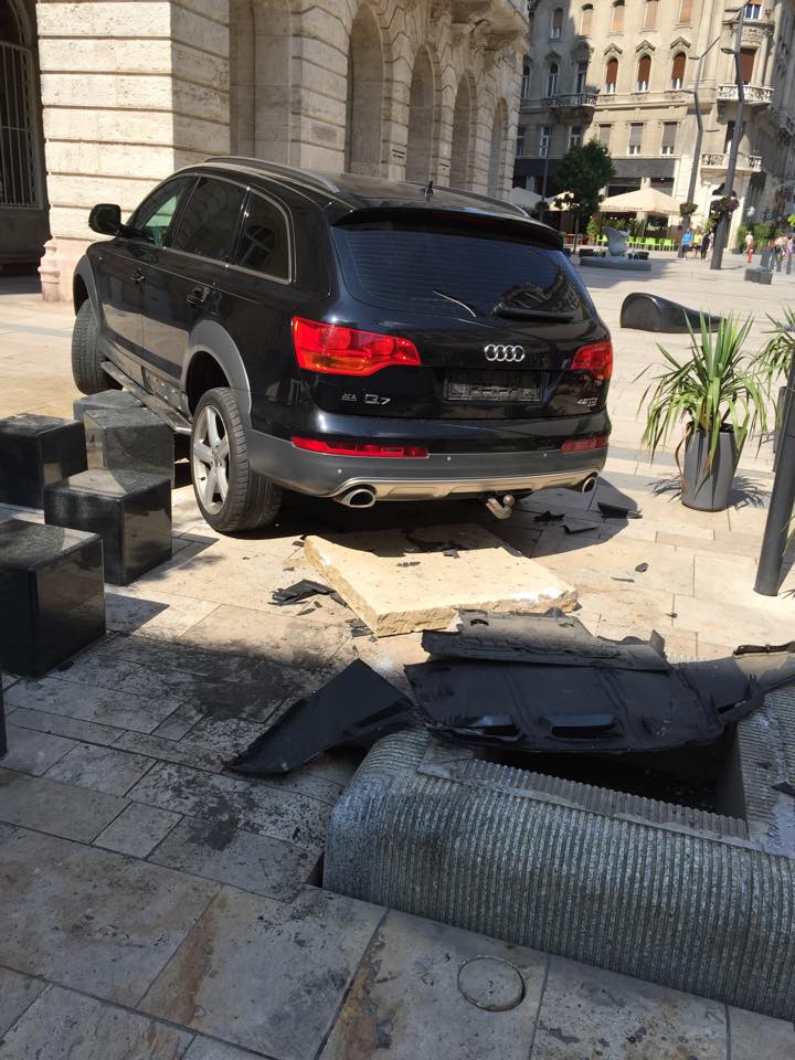 Illustration for article titled Műalkotás, vagy létezik ekkora balfasz? Úgy tűnik, hogy az utóbbi!