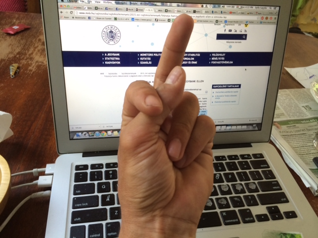 Példátlan: egy újságíró személyes hitelfelvételére célozgat az MNB