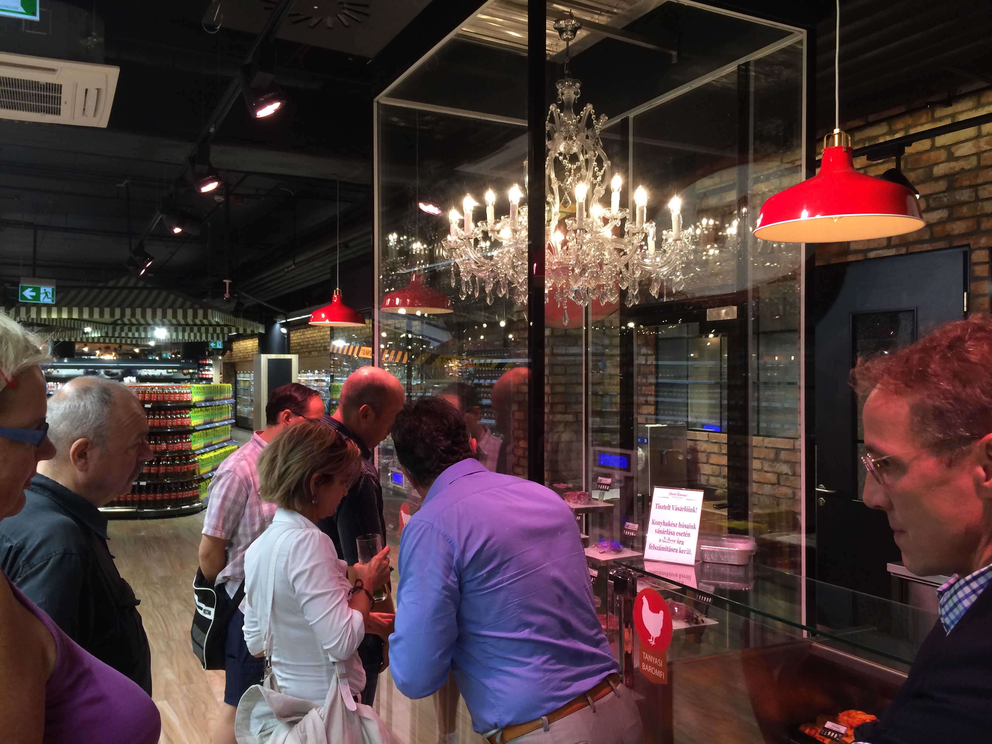 Gyere velem a világ legluxusabb CBA-jába, ahol a hús is saját kristálycsillárt kapott!