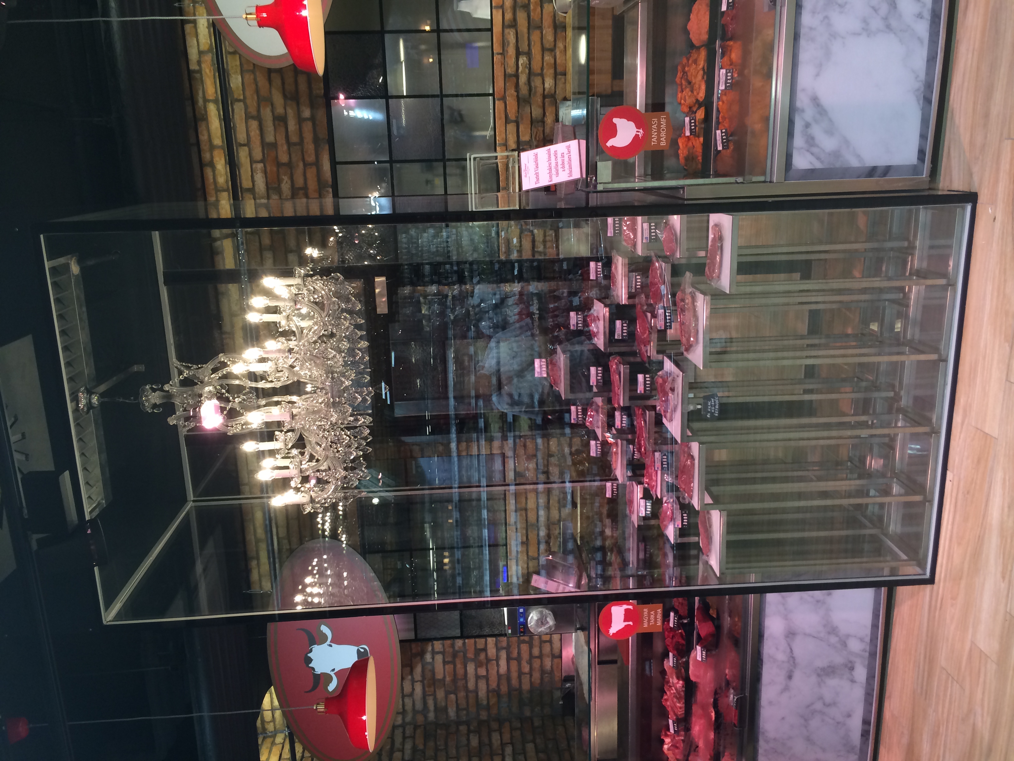 Illustration for article titled Gyere velem a világ legluxusabb CBA-jába, ahol a hús is saját kristálycsillárt kapott!