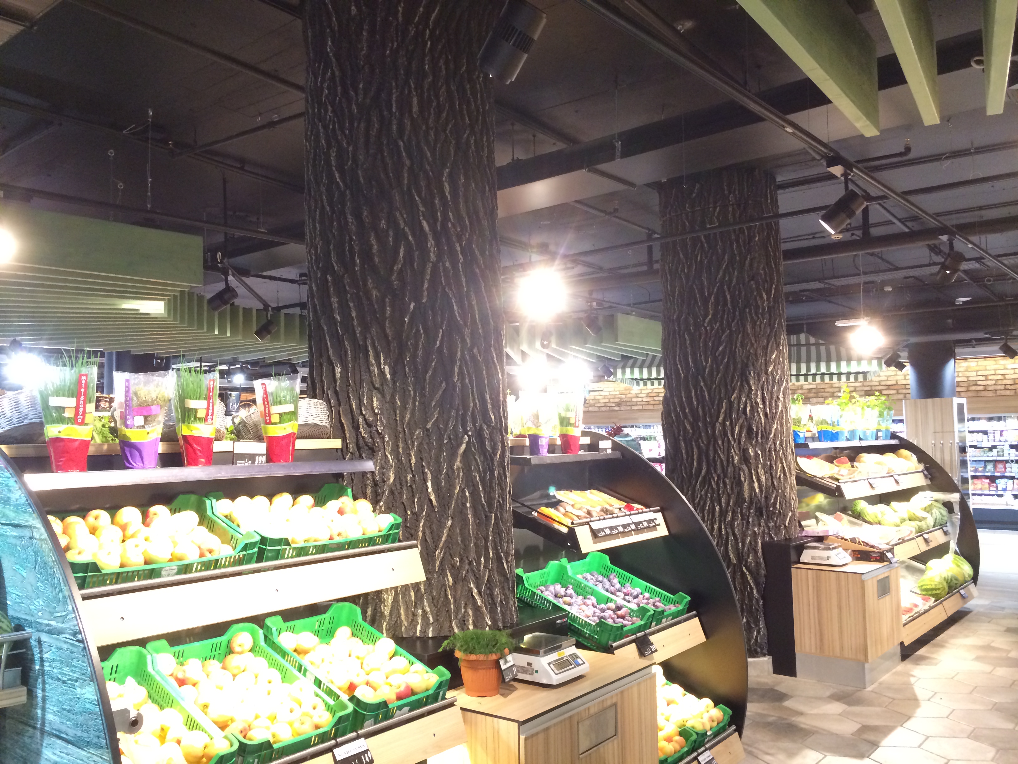 Illustration for article titled Gyere velem a világ legluxusabb CBA-jába, ahol a hús is saját kristálycsillárt kapott!