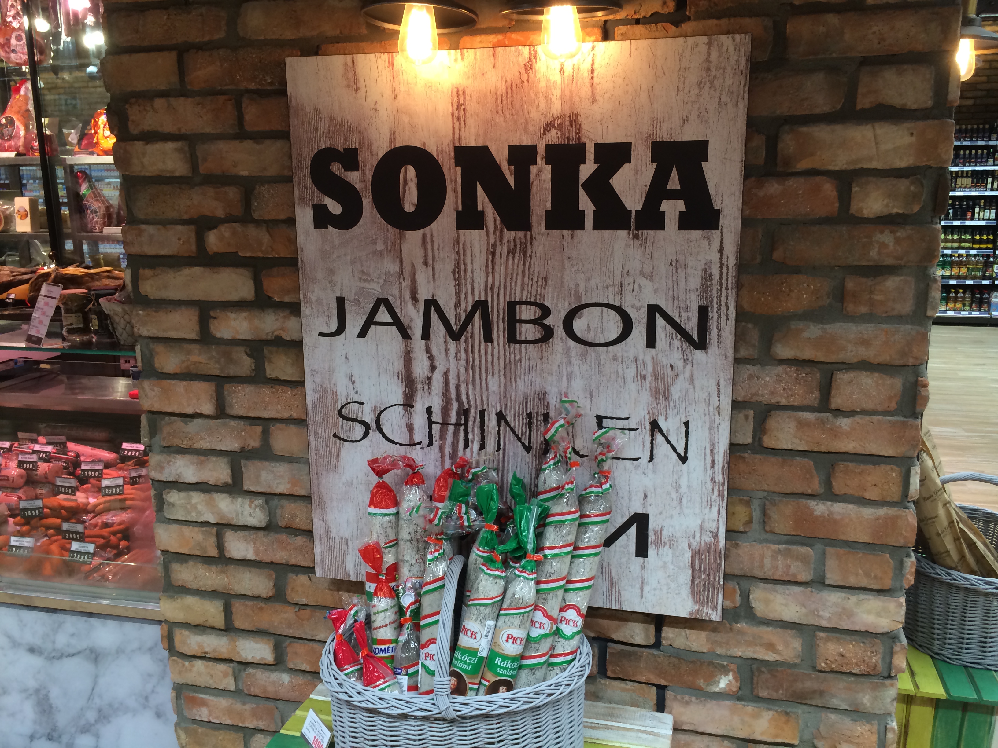 Illustration for article titled Gyere velem a világ legluxusabb CBA-jába, ahol a hús is saját kristálycsillárt kapott!