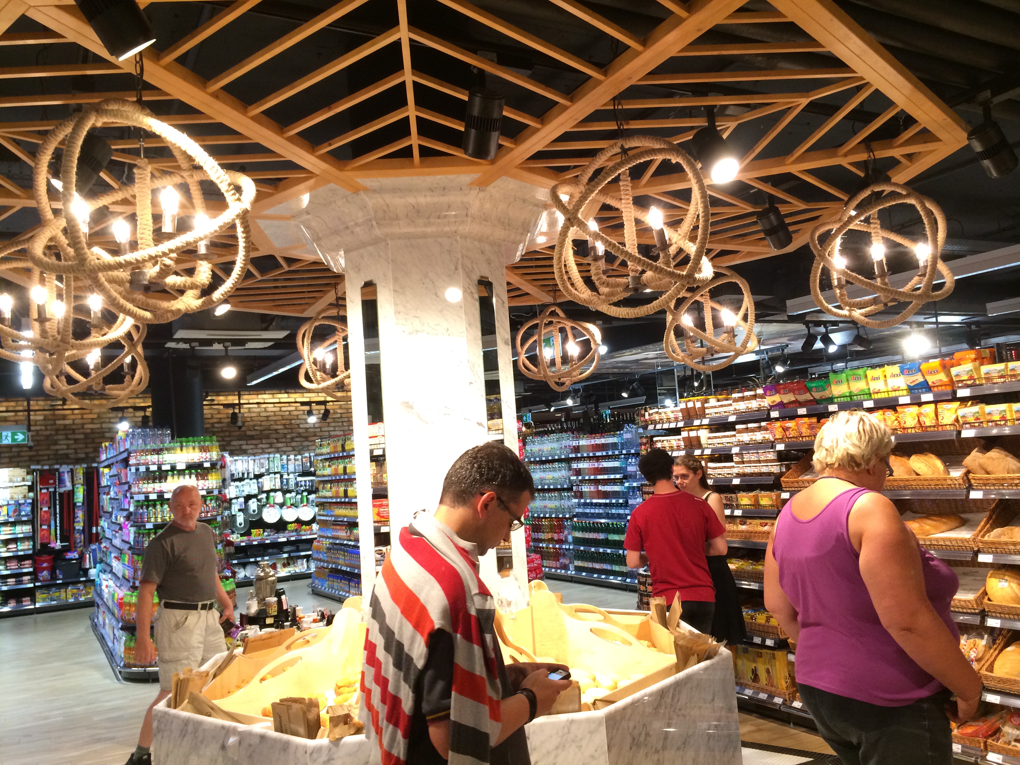 Illustration for article titled Gyere velem a világ legluxusabb CBA-jába, ahol a hús is saját kristálycsillárt kapott!