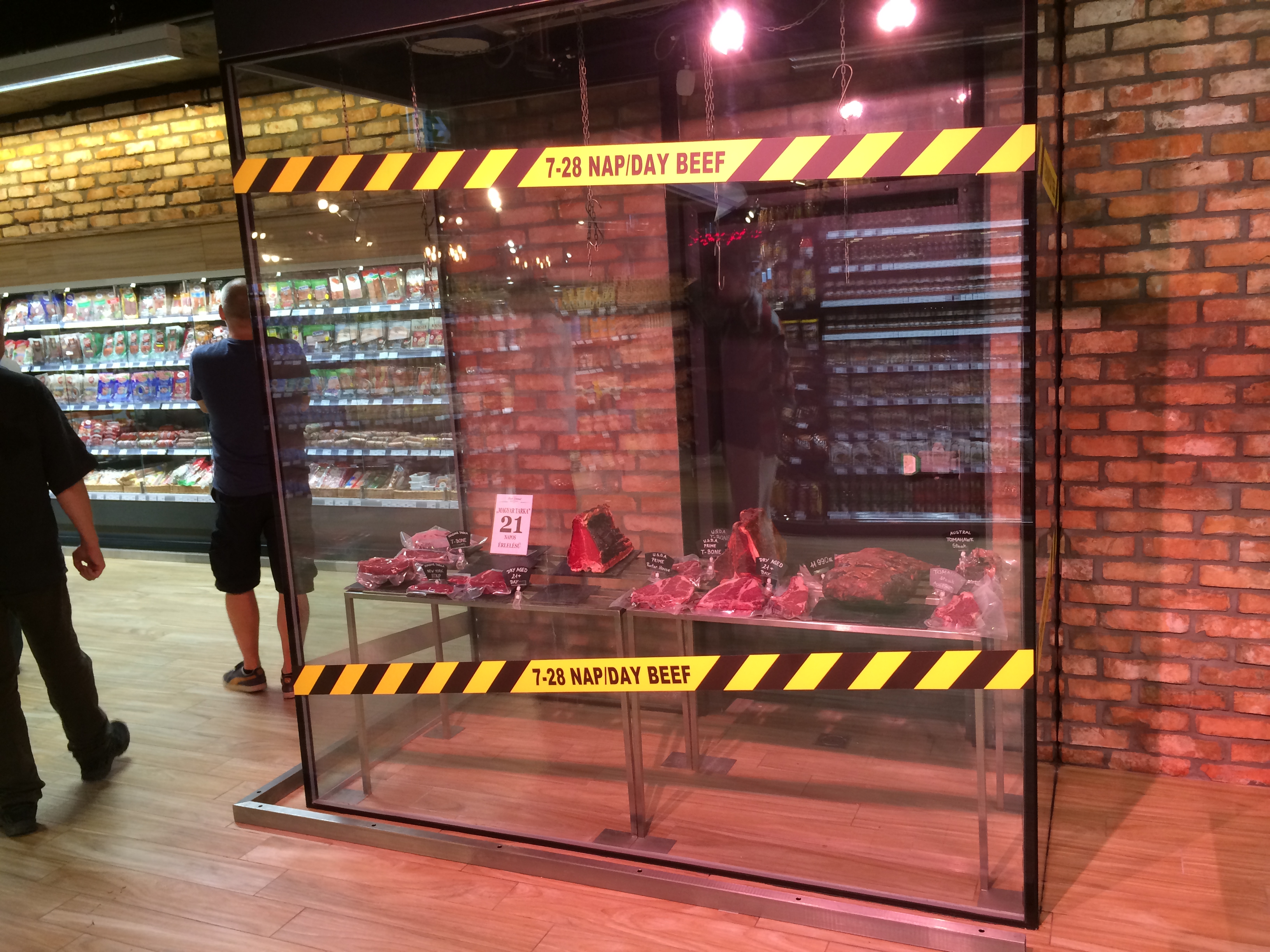 Illustration for article titled Gyere velem a világ legluxusabb CBA-jába, ahol a hús is saját kristálycsillárt kapott!