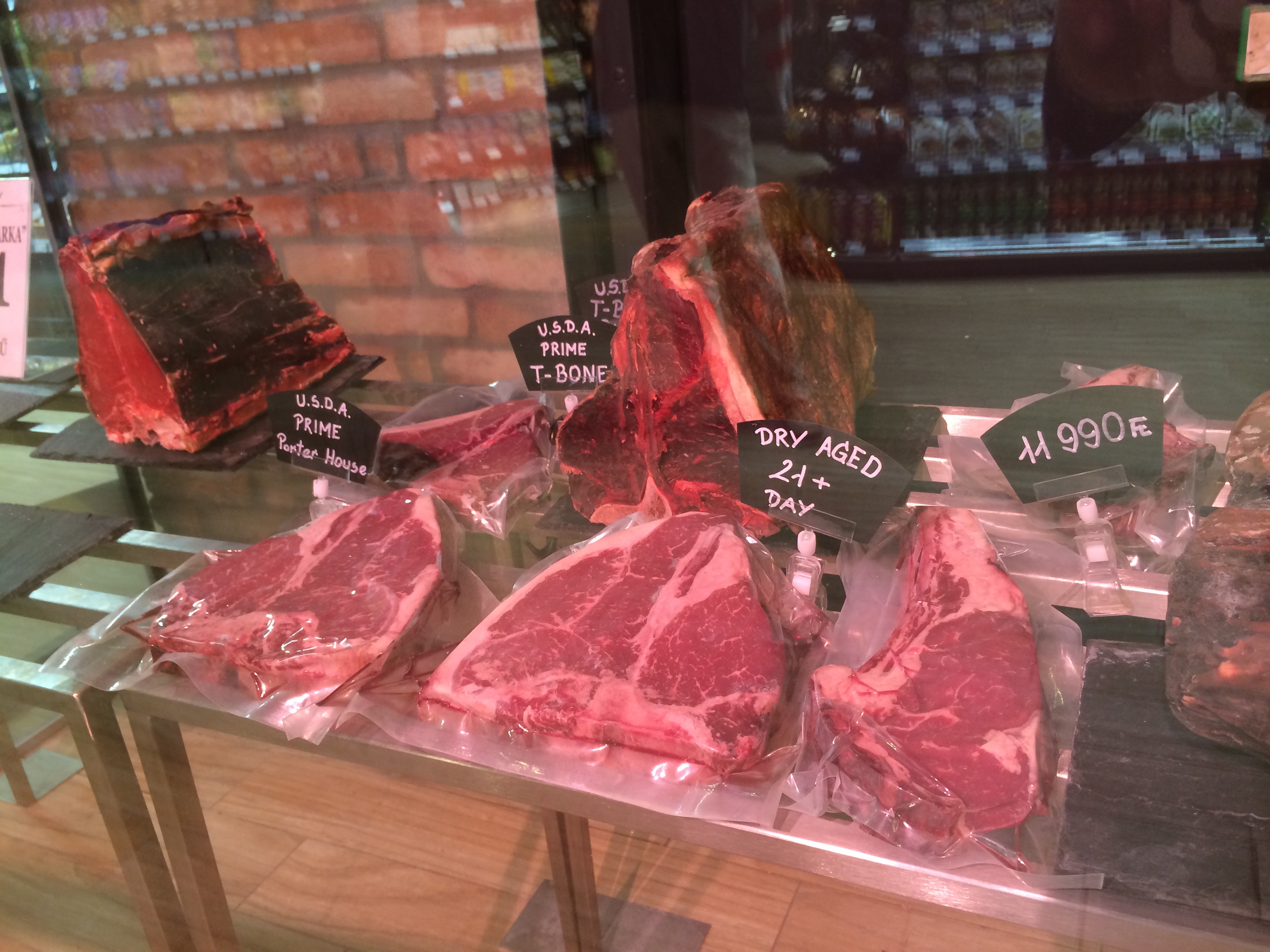 Illustration for article titled Gyere velem a világ legluxusabb CBA-jába, ahol a hús is saját kristálycsillárt kapott!