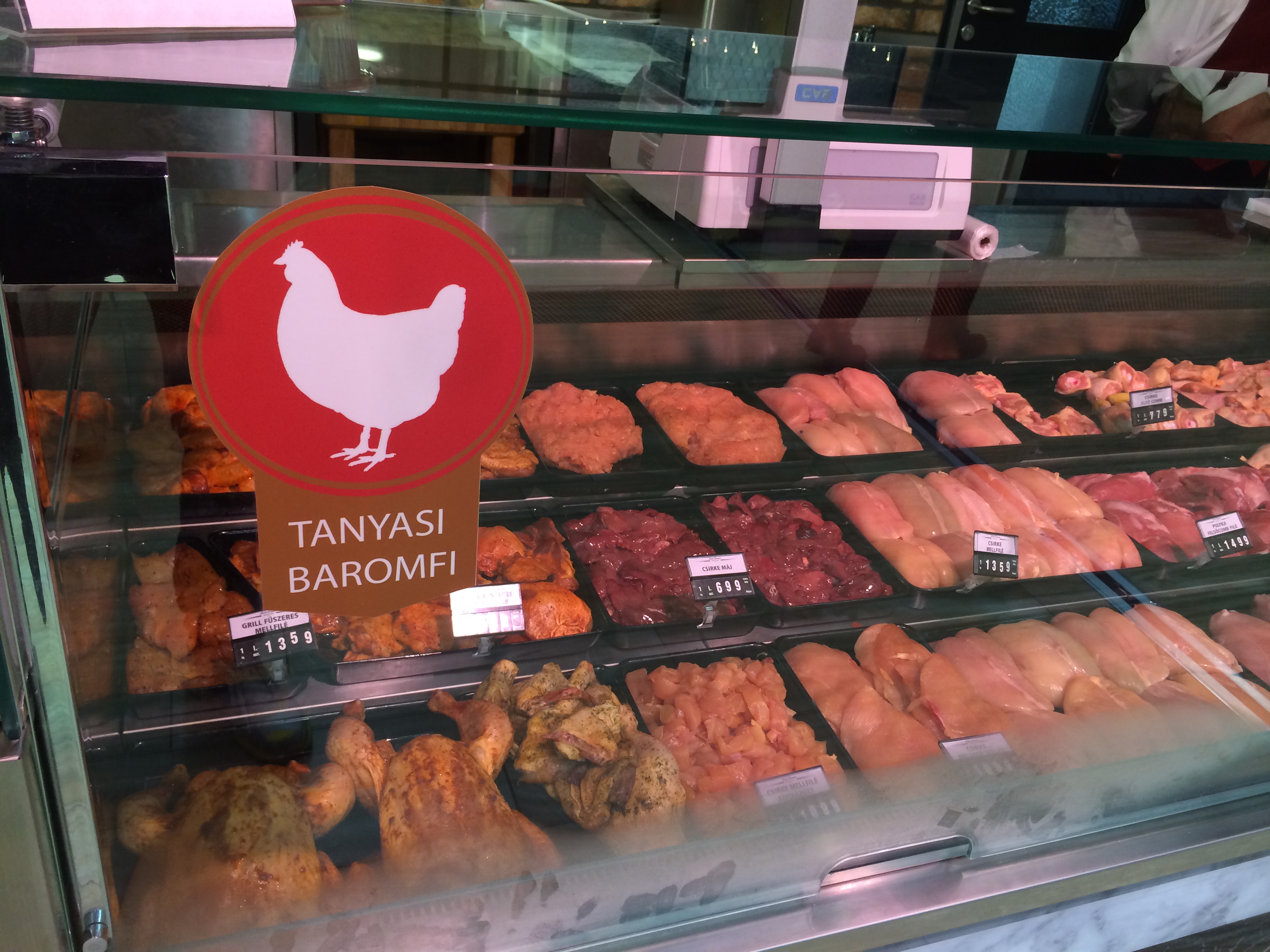 Illustration for article titled Gyere velem a világ legluxusabb CBA-jába, ahol a hús is saját kristálycsillárt kapott!