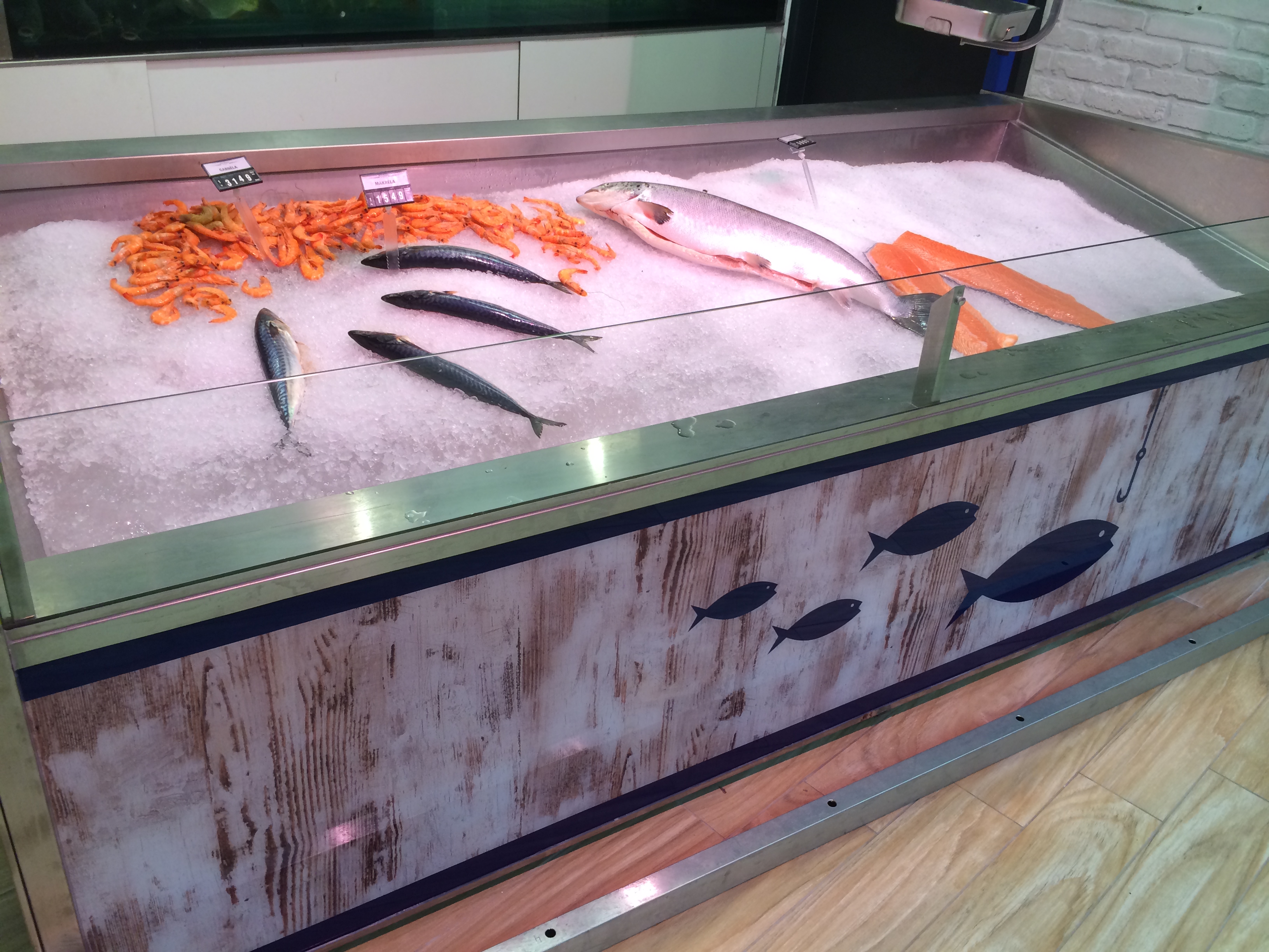 Illustration for article titled Gyere velem a világ legluxusabb CBA-jába, ahol a hús is saját kristálycsillárt kapott!