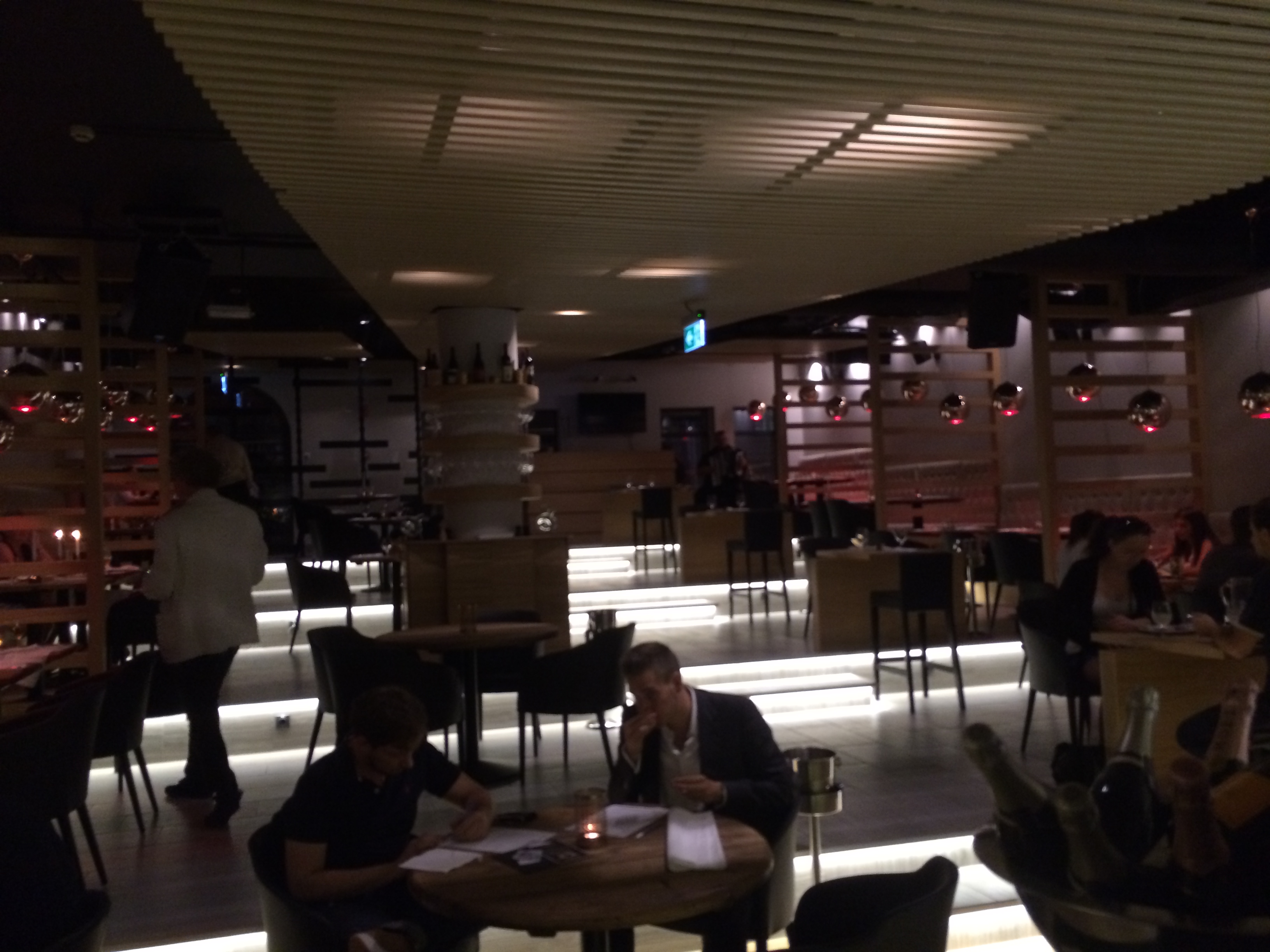 Illustration for article titled Gyere velem a világ legluxusabb CBA-jába, ahol a hús is saját kristálycsillárt kapott!