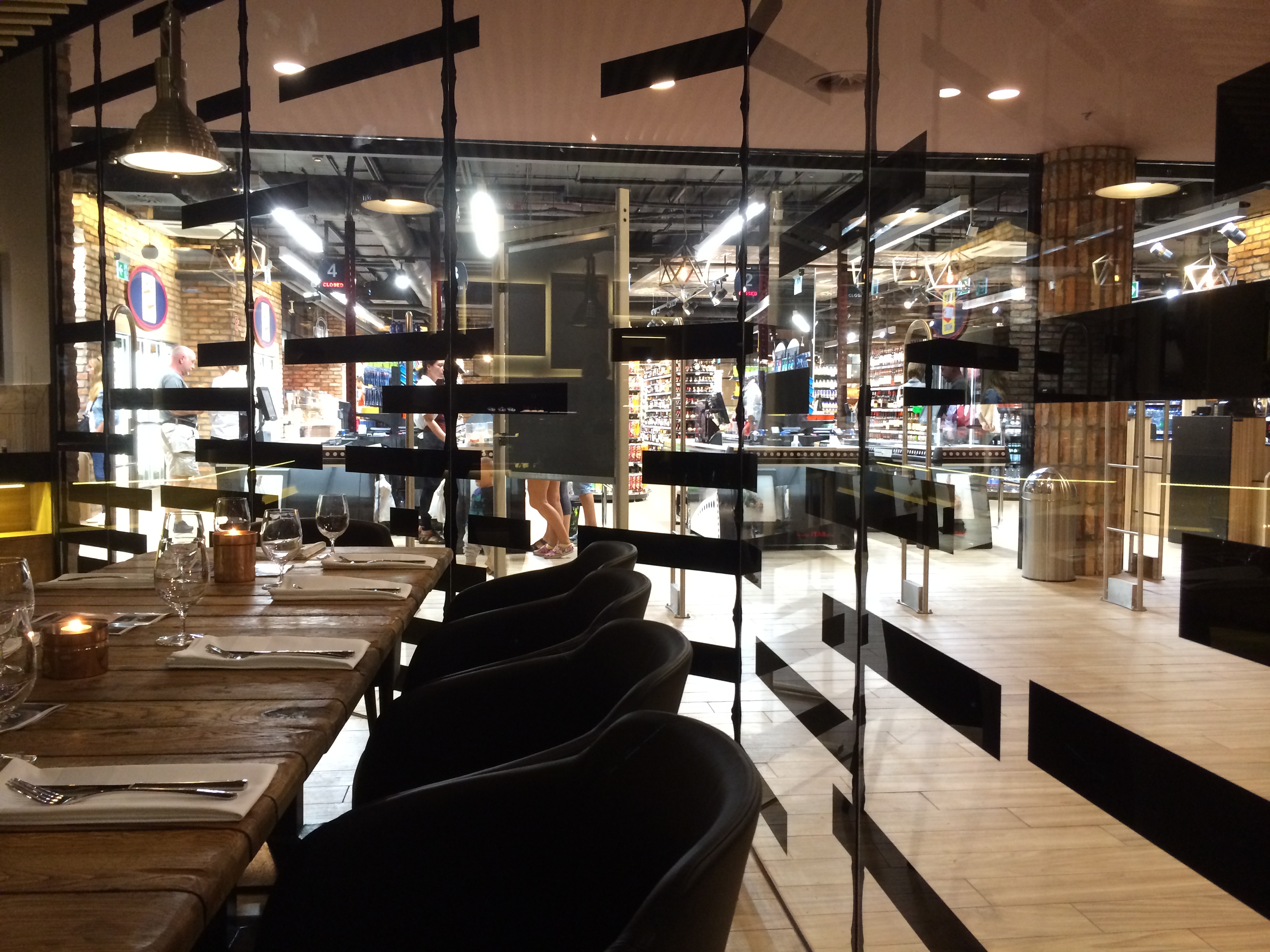 Illustration for article titled Gyere velem a világ legluxusabb CBA-jába, ahol a hús is saját kristálycsillárt kapott!