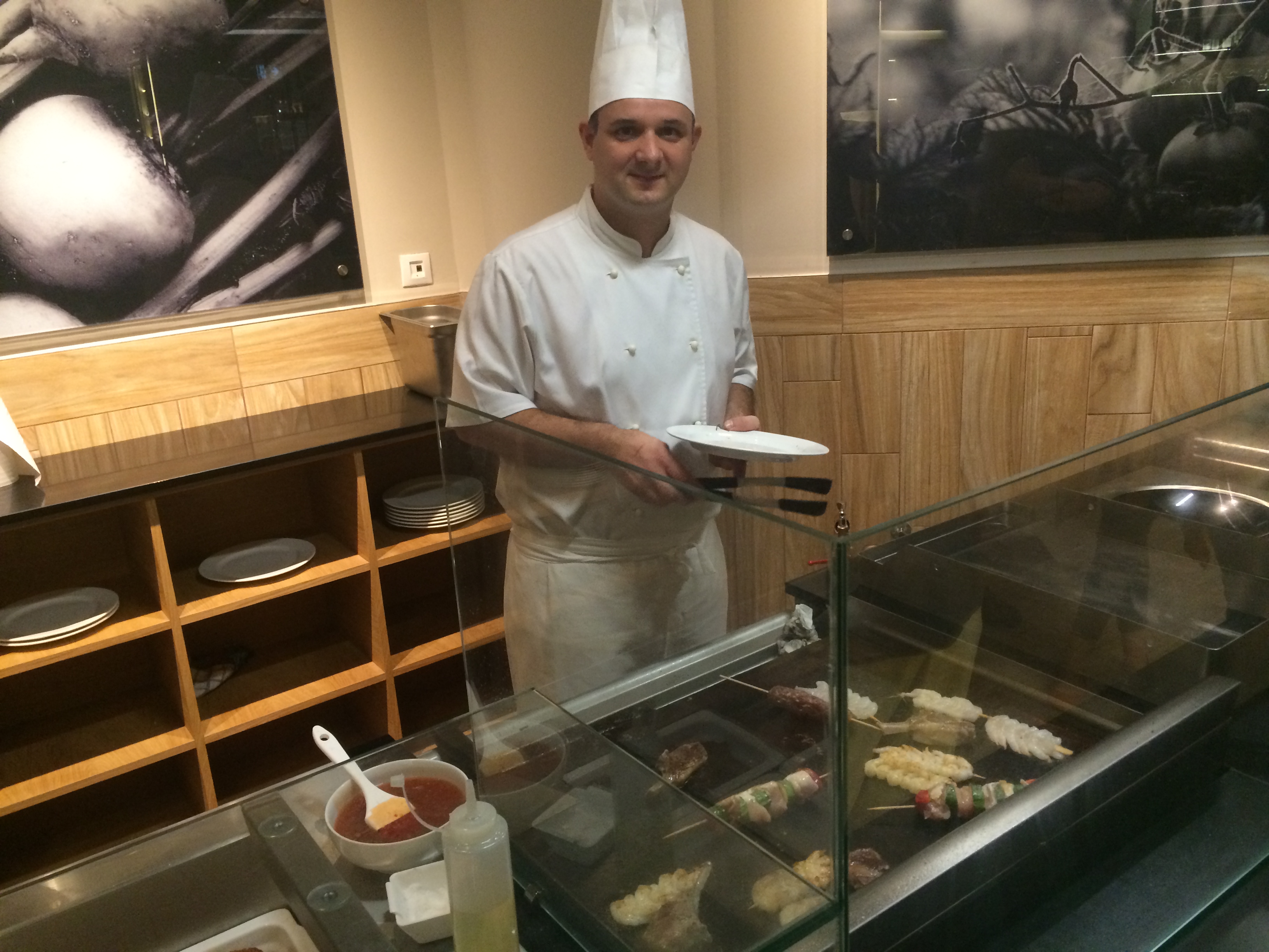 Illustration for article titled Gyere velem a világ legluxusabb CBA-jába, ahol a hús is saját kristálycsillárt kapott!