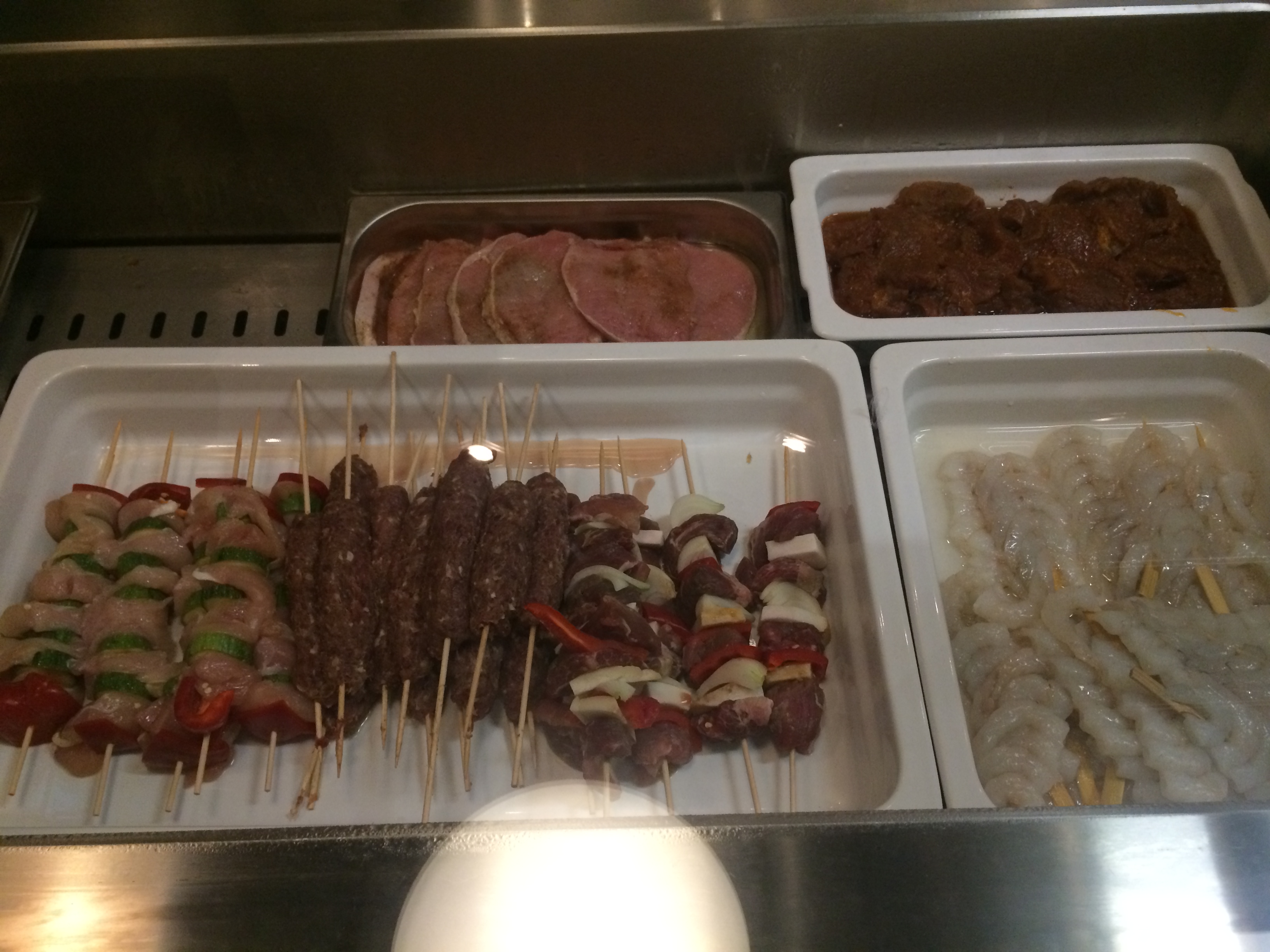 Illustration for article titled Gyere velem a világ legluxusabb CBA-jába, ahol a hús is saját kristálycsillárt kapott!