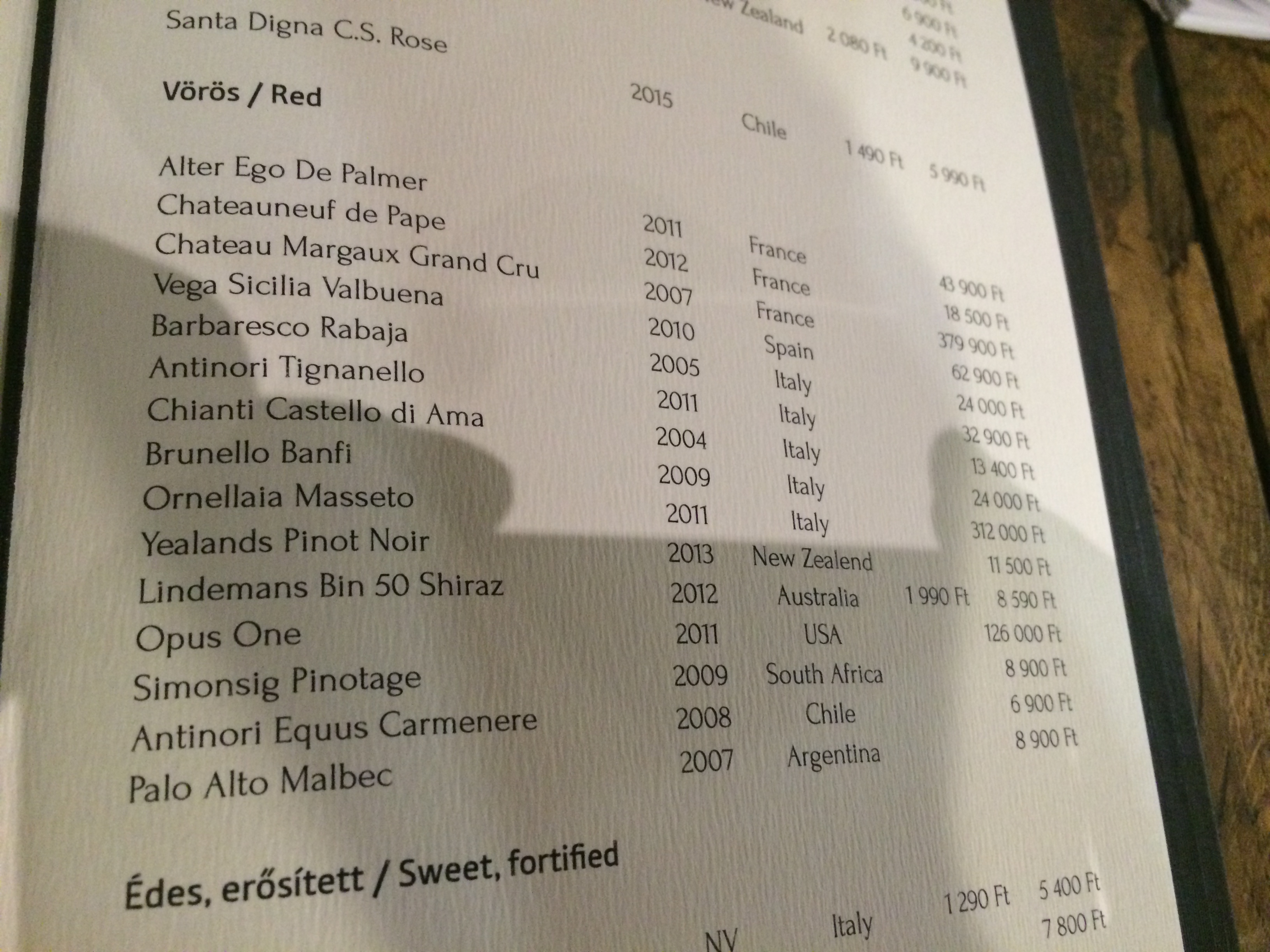 Illustration for article titled Gyere velem a világ legluxusabb CBA-jába, ahol a hús is saját kristálycsillárt kapott!