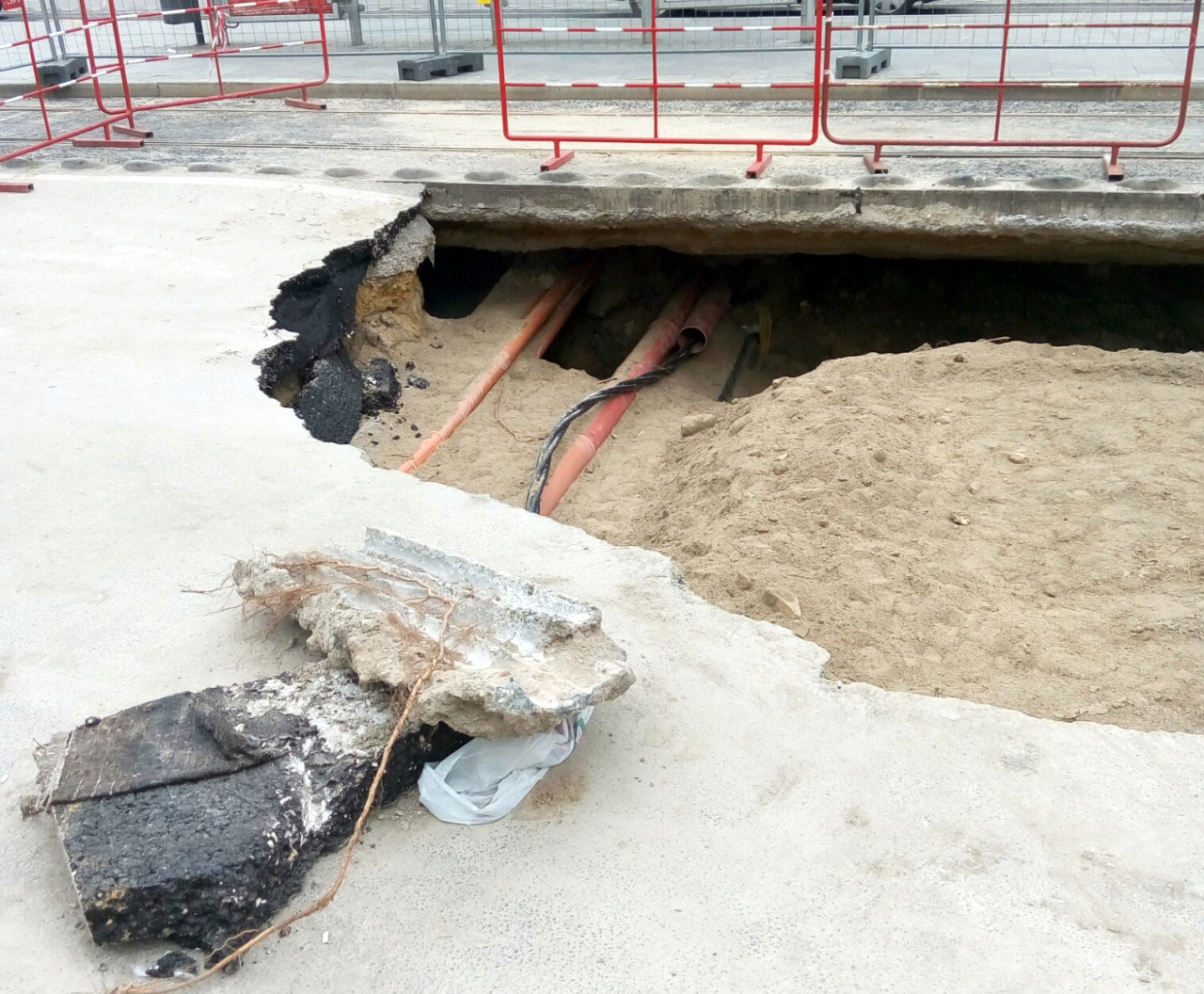 Illustration for article titled Bréking! Eltűnik a Fővám téri Gödör!