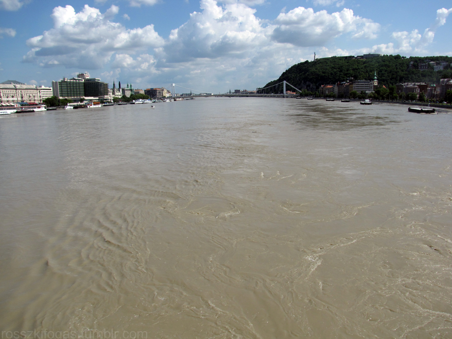 Illustration for article titled Bréking! Eltűnik a Fővám téri Gödör!