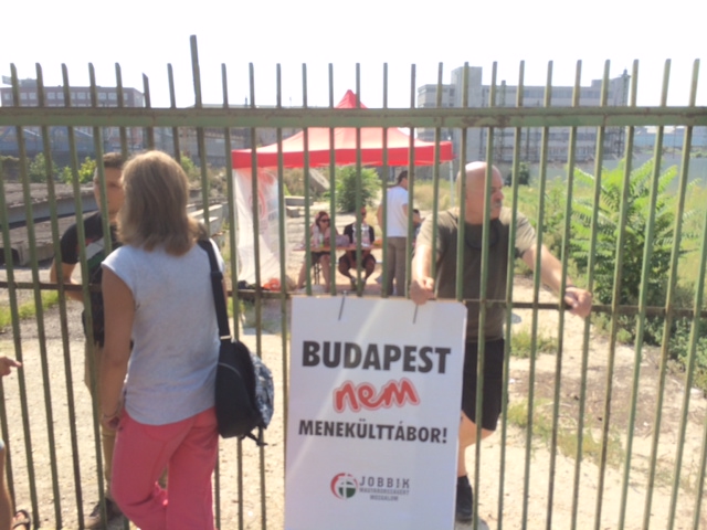 Illustration for article titled Bevetették a csodafegyvert a jobbikos piacfoglalók ellen: leszarják őket